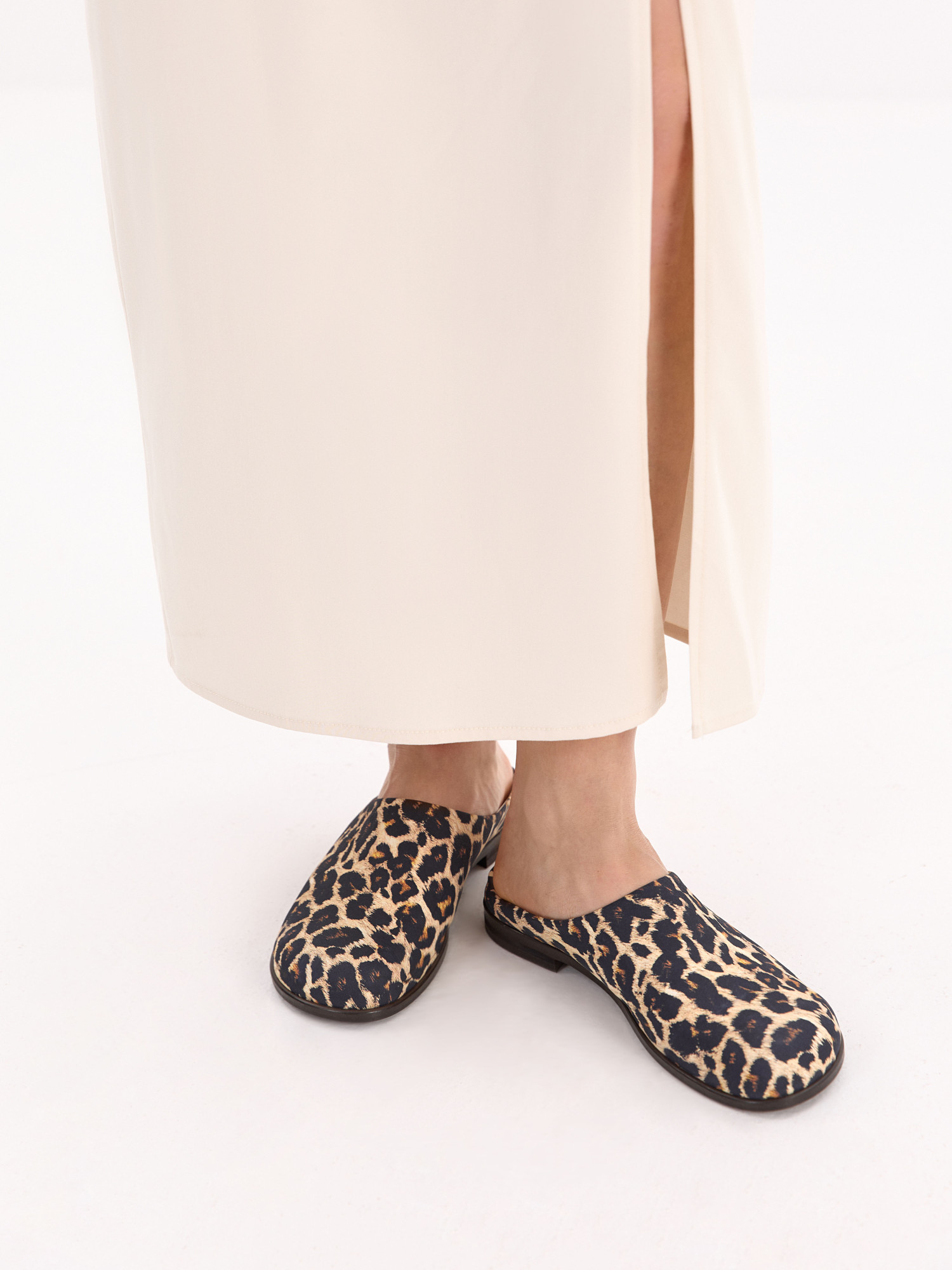 Leopard leather mules