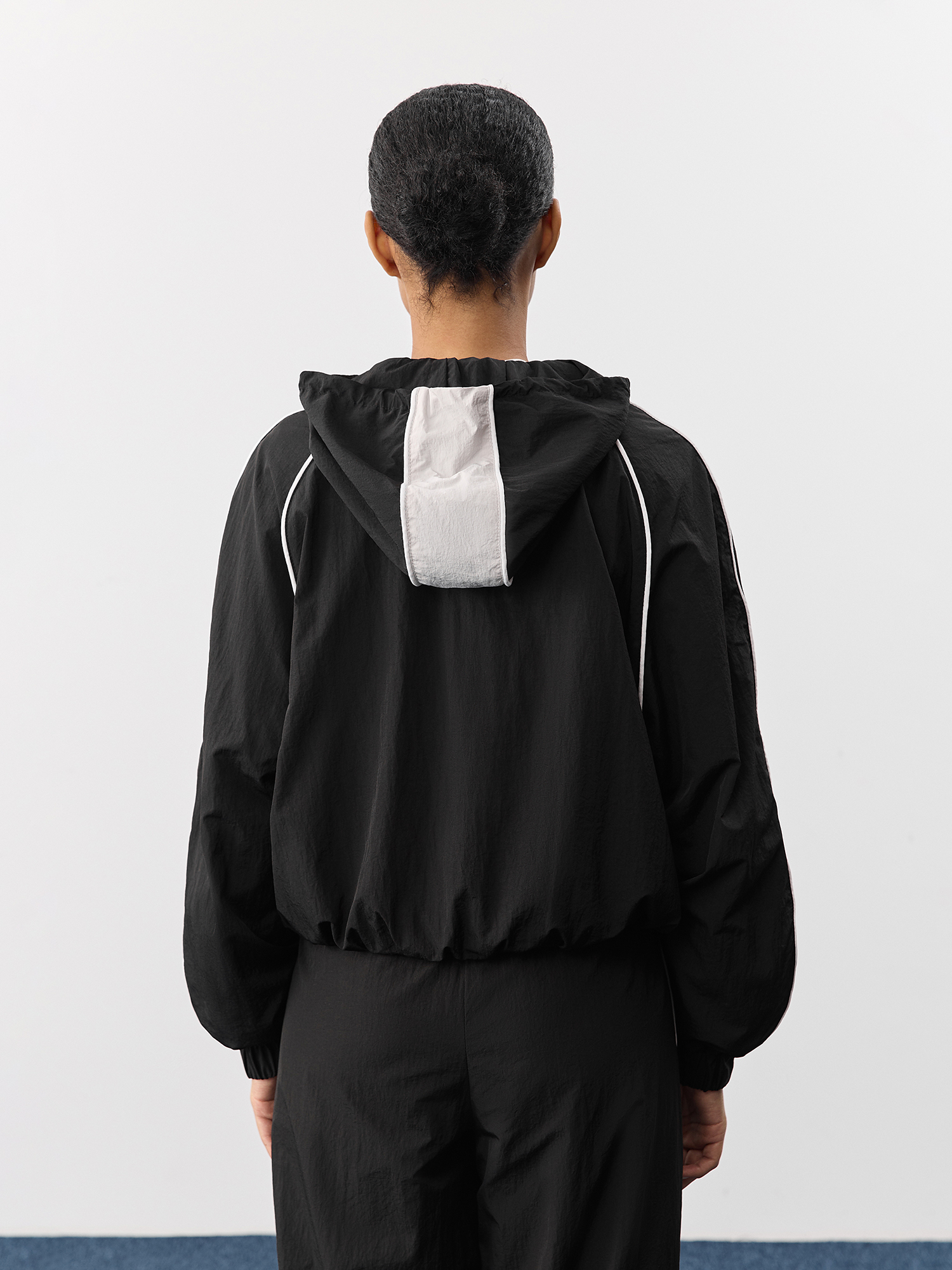 Hooded windbreaker, black