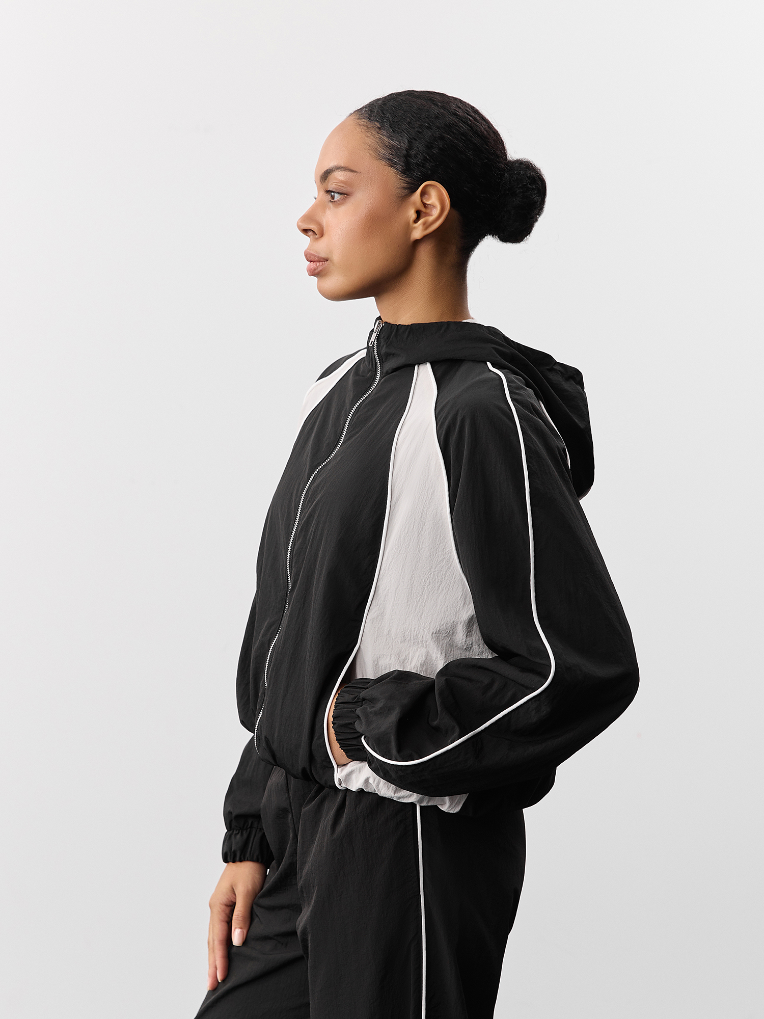 Hooded windbreaker, black