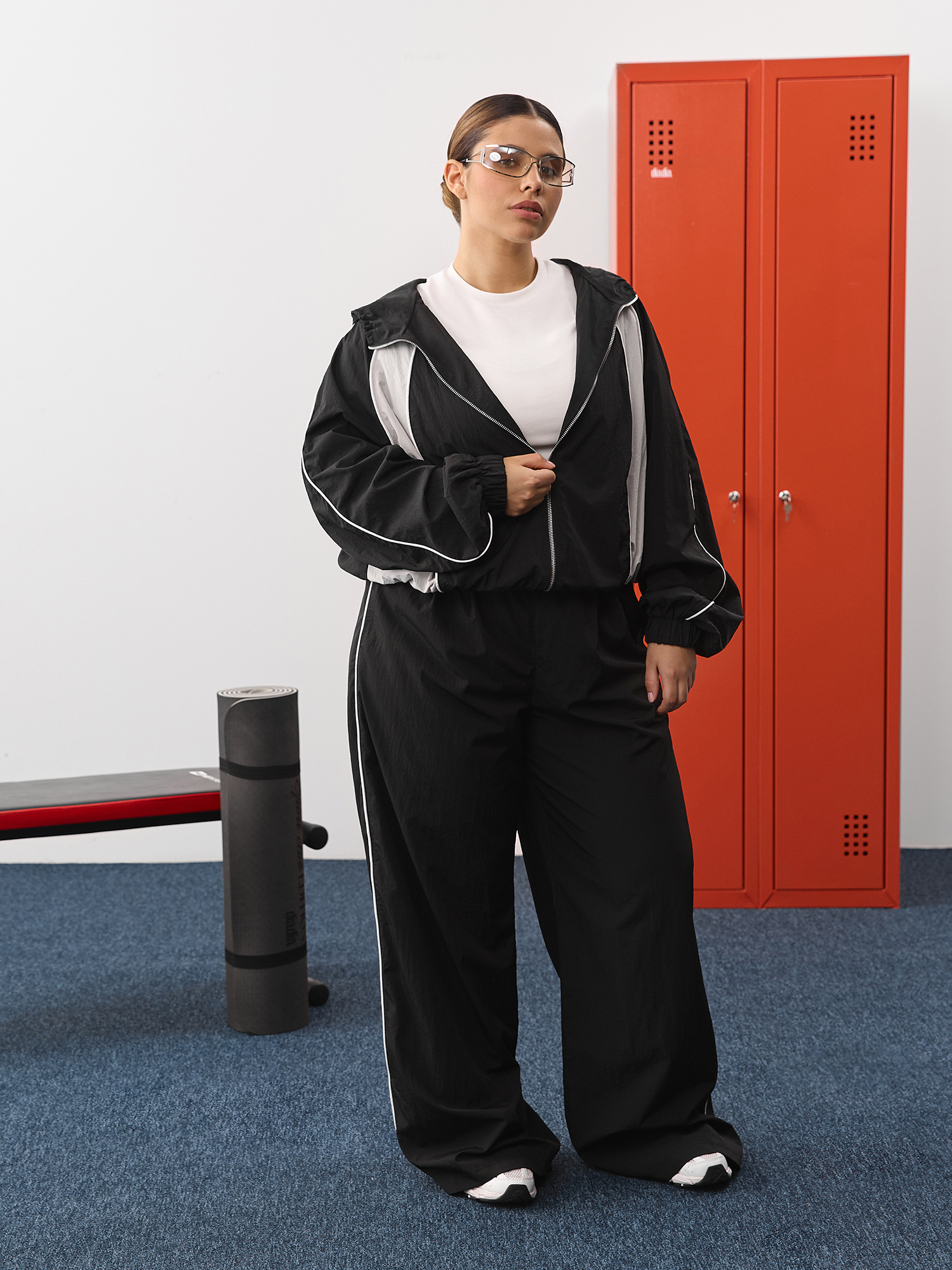 Hooded windbreaker, black