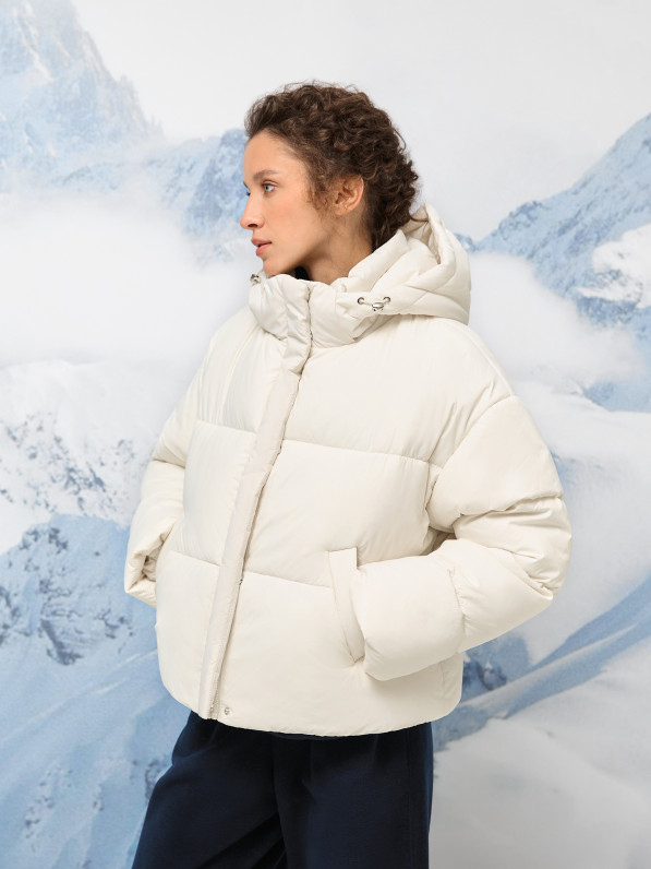 Milky white down jacket is shortened 
