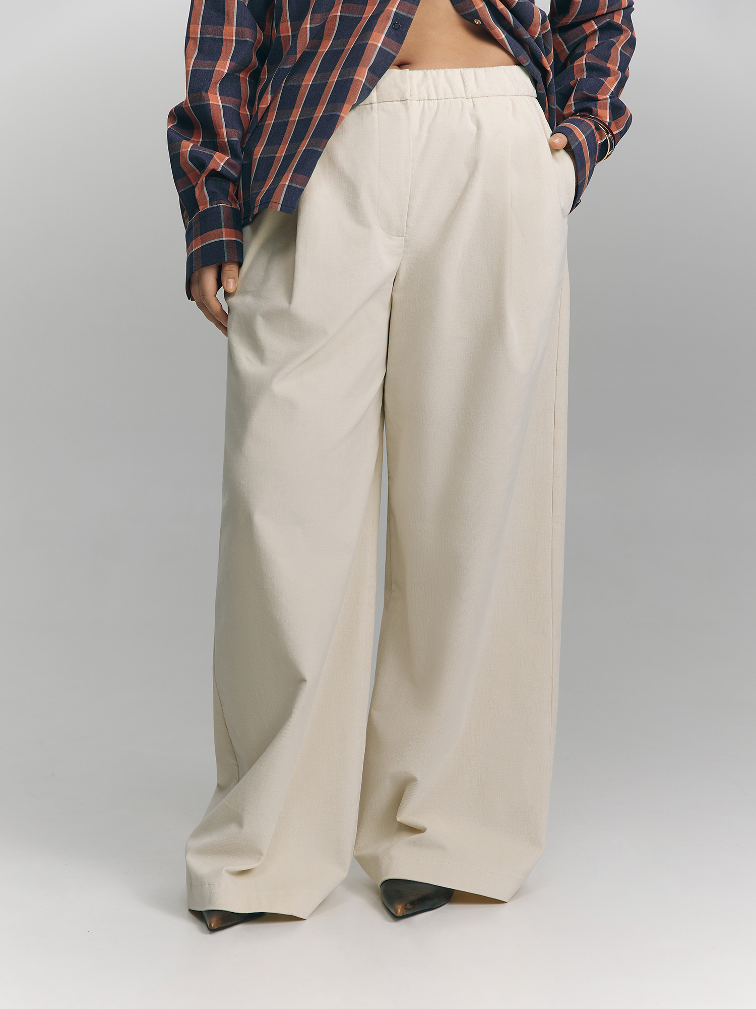Loose-fitting corduroy pants, milky