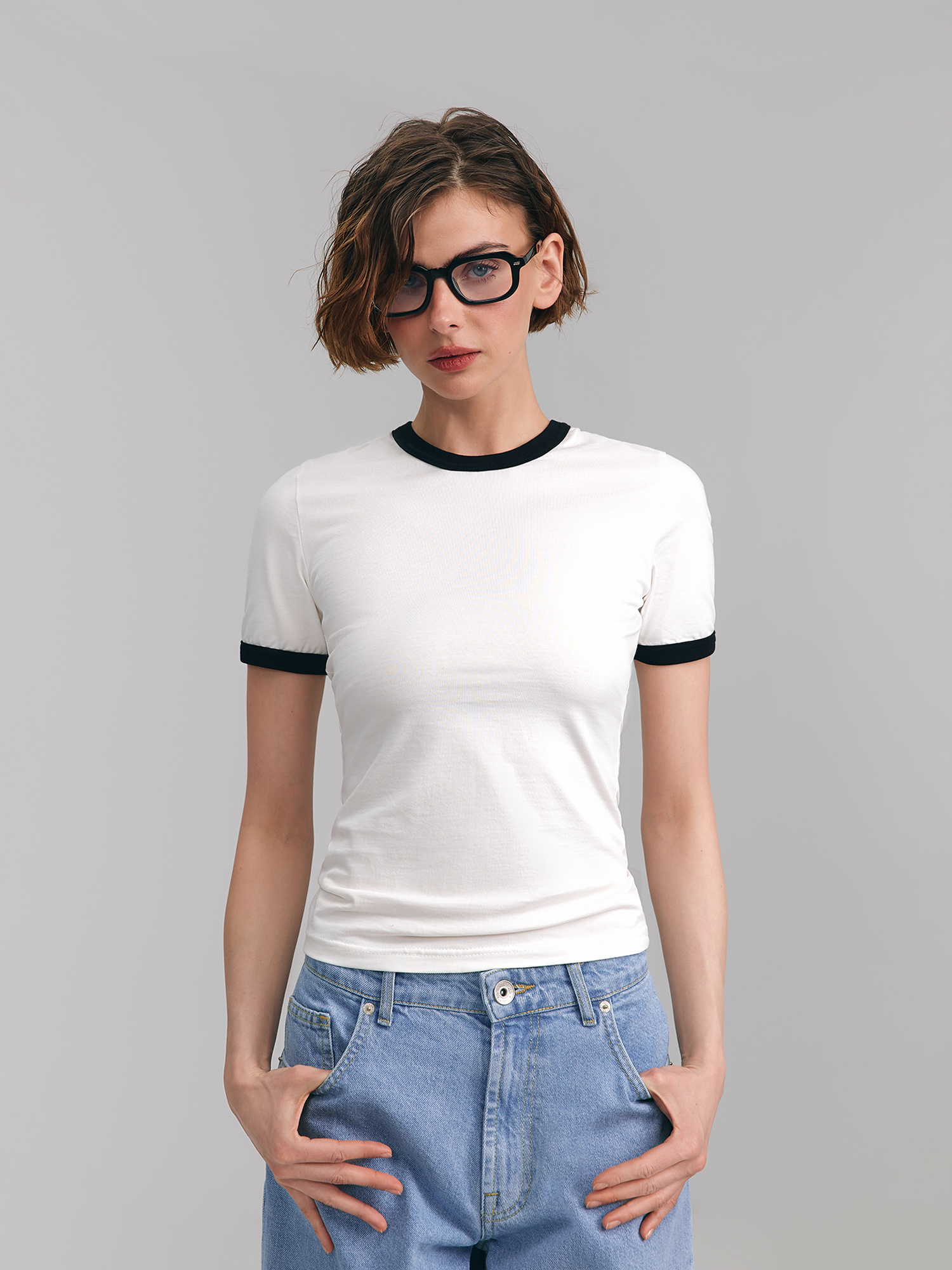 Fitted T-shirt with black piping, milky