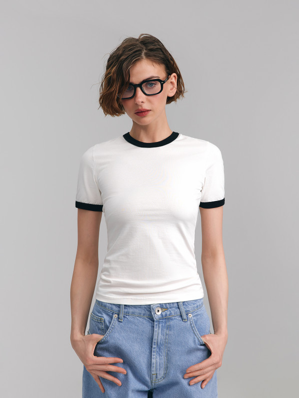 Fitted T-shirt with black piping, milky
