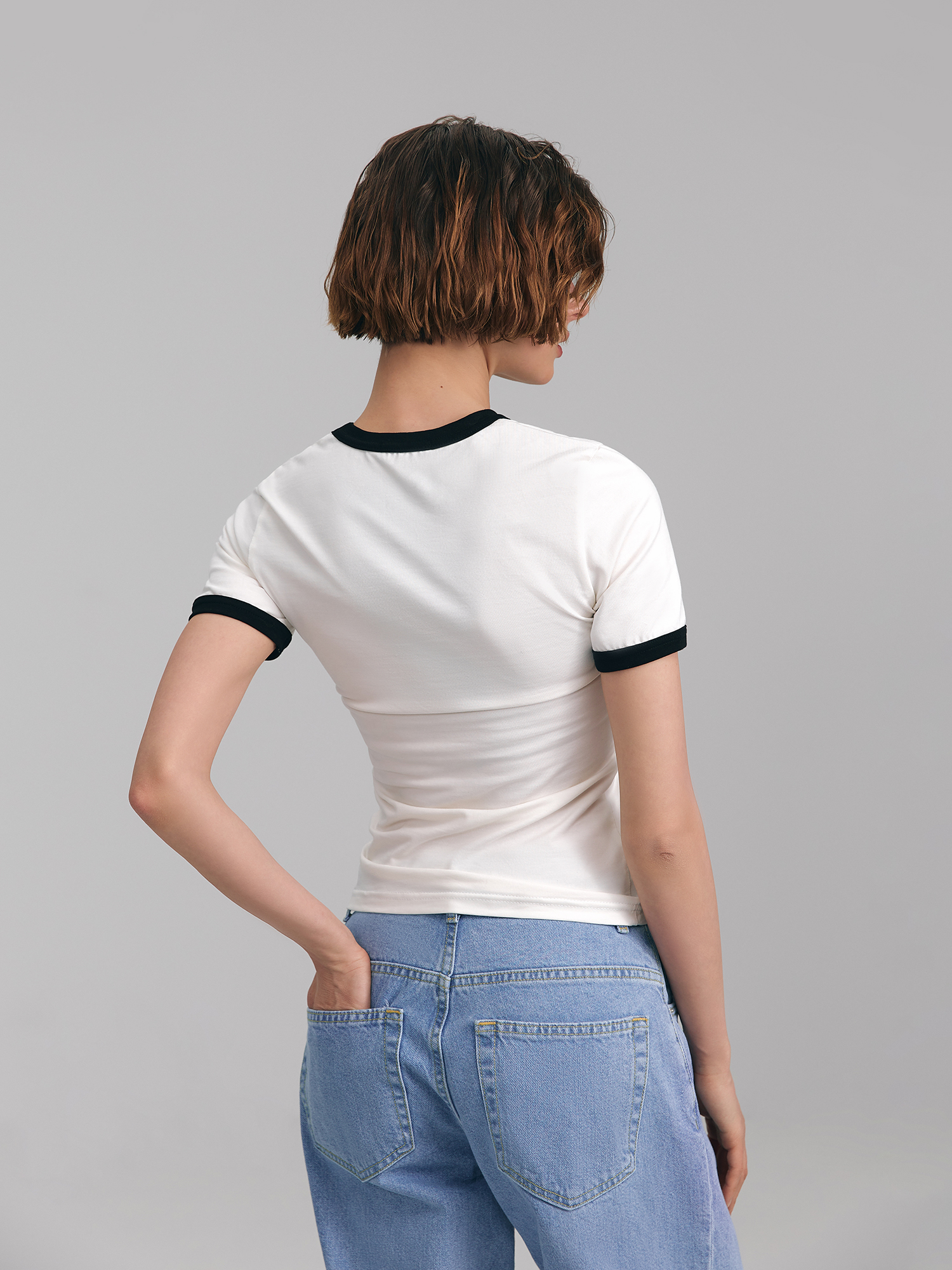 Fitted T-shirt with black piping, milky