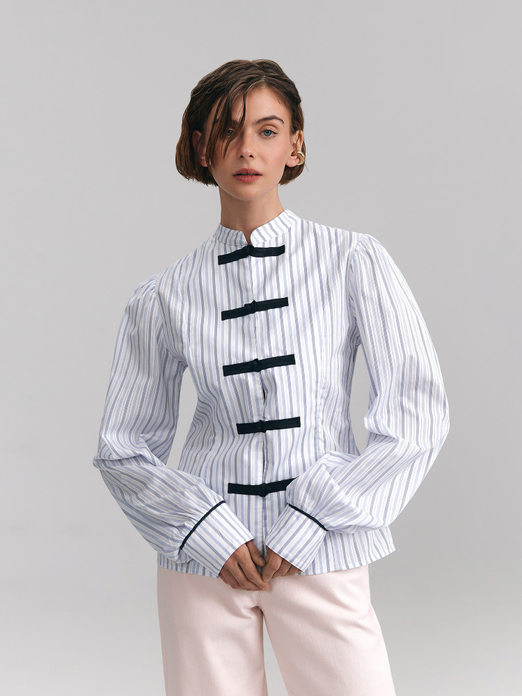 Shirt with knotted fasteners, light blue