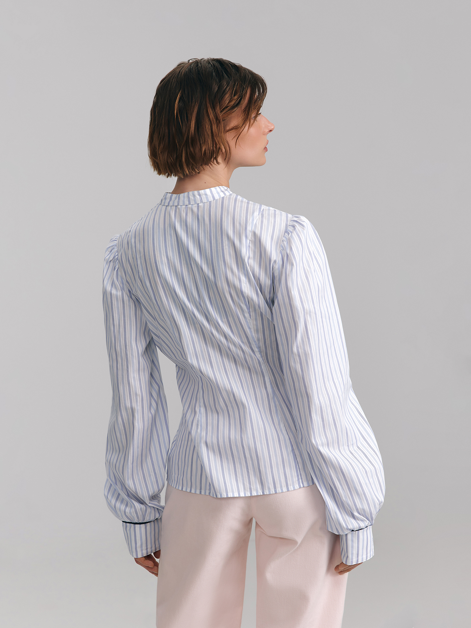 Shirt with knotted fasteners, light blue