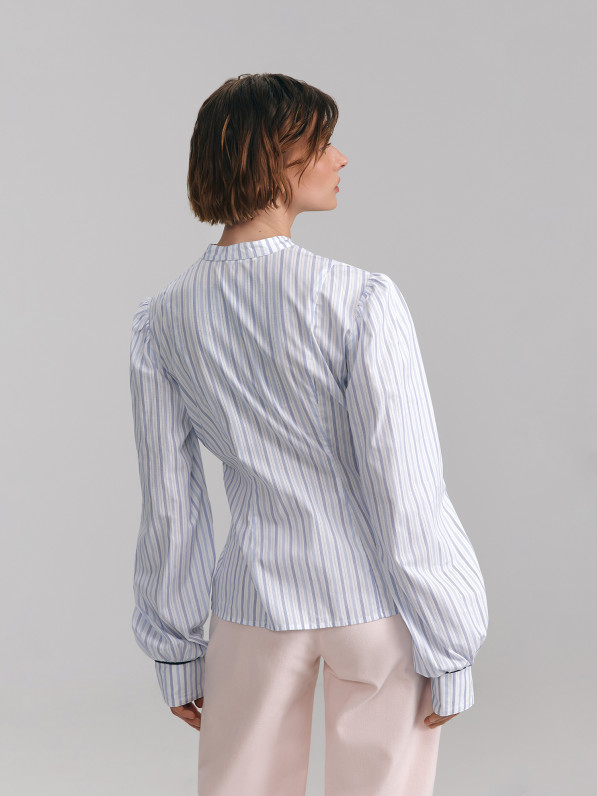 Shirt with knotted fasteners, light blue