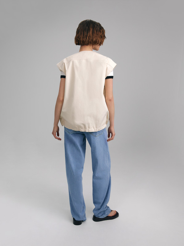 Sleeveless top with voluminous pockets, light beige