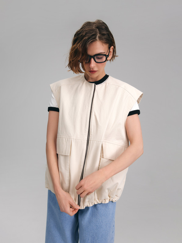 Sleeveless top with voluminous pockets, light beige