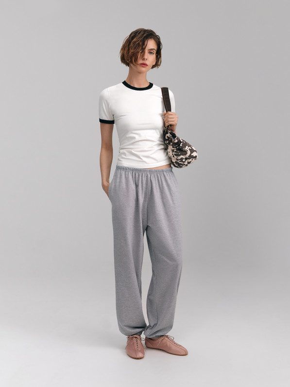 Fitted T-shirt with black piping, milky